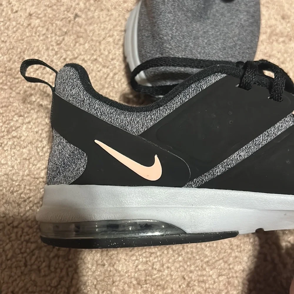 Nike Air Bella TR Womens Size 9.5 Gray/Black Running/Training Shoes - Picture 3 of 6